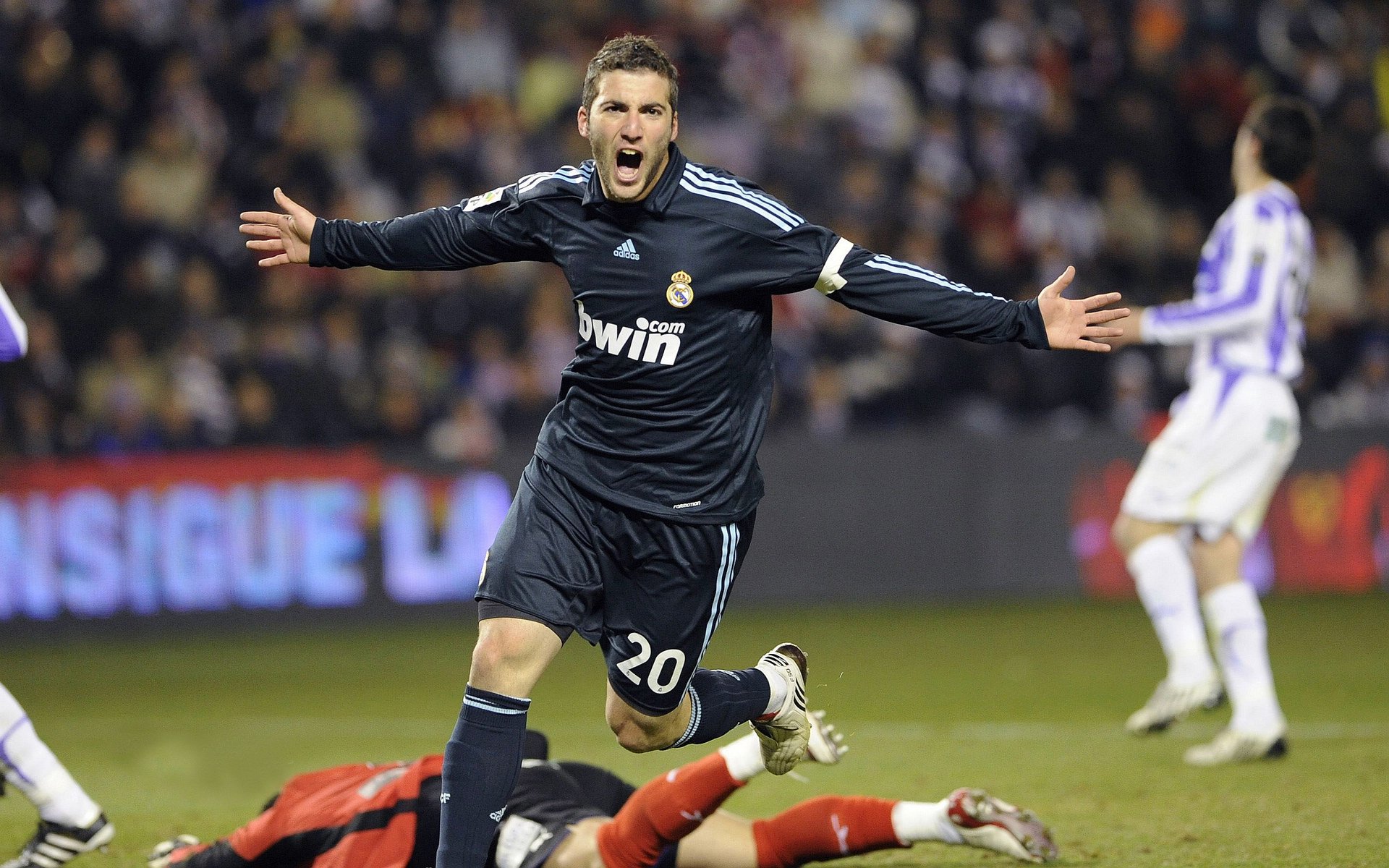 九游娱乐在线官网-五大联赛是否鼓励后腰向边路释放传球角度，五大联赛进攻型球队