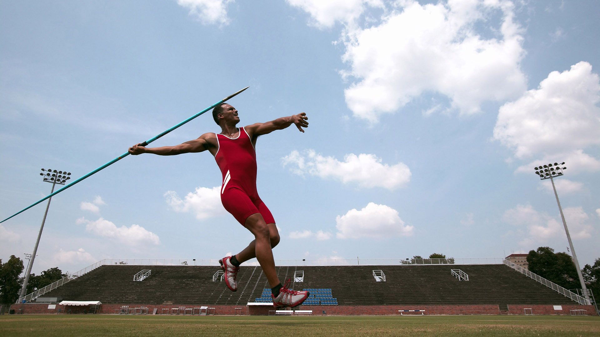 九游游戏中心-强化高强度对抗训练，适应世界比赛节奏，进行高强度训练